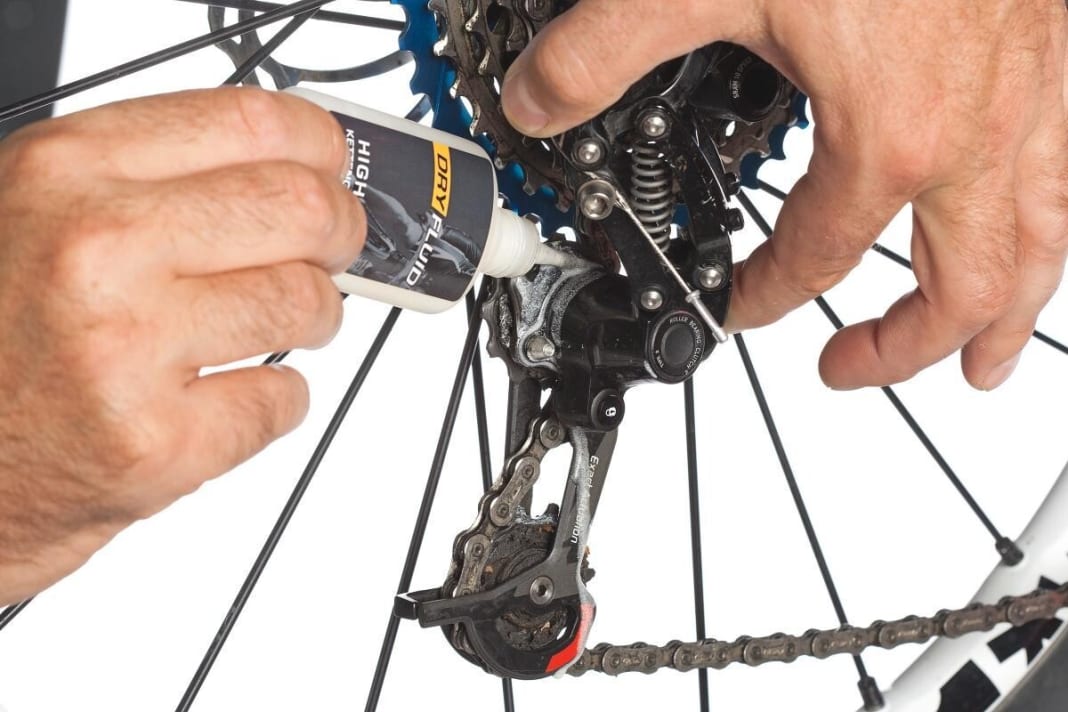 Das Bike knarzt beim Treten? Eine Ursache dafür kann die Schaltung sein. In der Regel reicht es aber aus, die Gelenke ein wenig zu ölen. Bei Sram-Type-2-Schaltwerken kann auch die Kupplung knarzen. Öl hilft. Wenden Sie sich sonst an Sram oder Ihren Händler. Wenn Sie die Kupplung selbst öffnen, verfällt die Garantie.