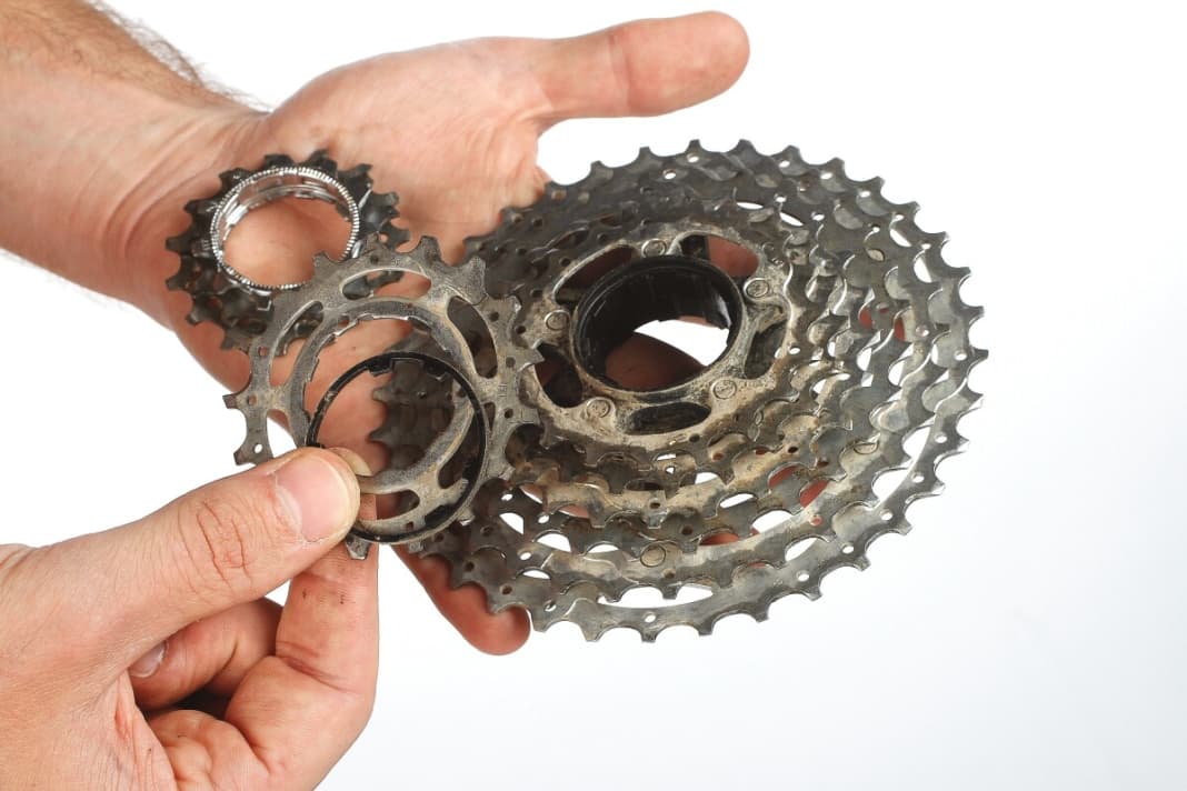 1. dismantle cassette, replace sprocket

 Attach the chain whip and the cassette remover to the cassette and loosen the cassette end ring. You can then remove the cassette from the freewheel. Now remove the 17 mm sprocket and the corresponding spacer ring. With some sprocket sets, you also have the option of removing the 15 mm sprocket.