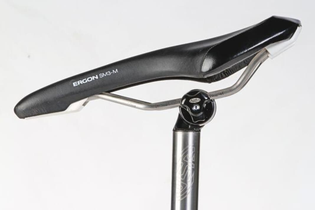 The Sumo titanium seatpost from USE represents the titanium phalanx in the test.