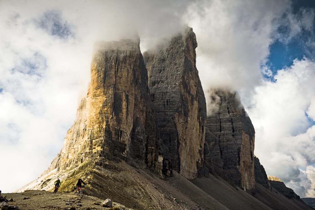 Die Drei Zinnen waren schon immer umkämpft. Im Krieg stürmten die Italiener mit Artilleriefeuer das Plateau vor den Felszähnen und machten die Drei--Zinnen-Hütte dem Erdboden gleich. Heute haben Wanderer das Gebiet in ihrer Hand. Doch es gibt eine Tour, die auch für Biker erlaubt ist!