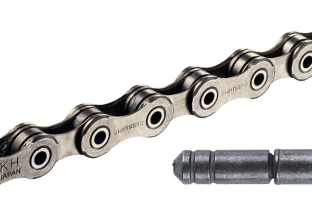 The Shimano chains are directional and require a special locking rivet. The higher-quality groupsets also have a particularly durable Sil-Tec coating. Shimano chains can be recognised by the abbreviation "CN".