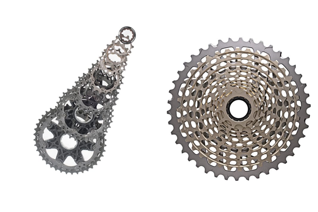 An der neuen Shimano XTR-11fach-Kassette (links) erkennt man, welcher Aufwand betrieben wird, um das Gewicht niedrig zu halten: Die größten sechs Ritzel bestehen aus Titan, paarweise auf Carbon Spidern fixiert. Kaum weniger bestimmt geht Sram bei ihren Top-Gruppen vor und fräst wahre Kunstwerke aus einem Stahlblock.