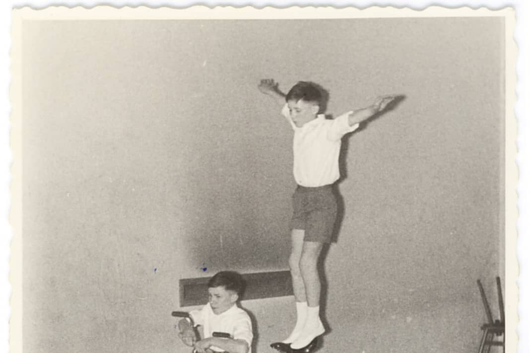 Akrobatik im Sattel: Zusammen mit seinem Zwillingsbruder Jürgen wurde Wolfgang Renner 1964 und 1965 Deutscher Meister im Kunstradfahren. Eine vom Vater vererbte Leidenschaft, mit der Renner im Alter von 18 Jahren schließlich brach. Er stieg auf Querfeldein um. Der Vater zeigte dafür wenig Verständnis. Nach zahlreichen Streiterein zog Wolfgang Renner schließlich aus der elterlichen Wohnung aus, um Querfeldein-Profi zu werden.