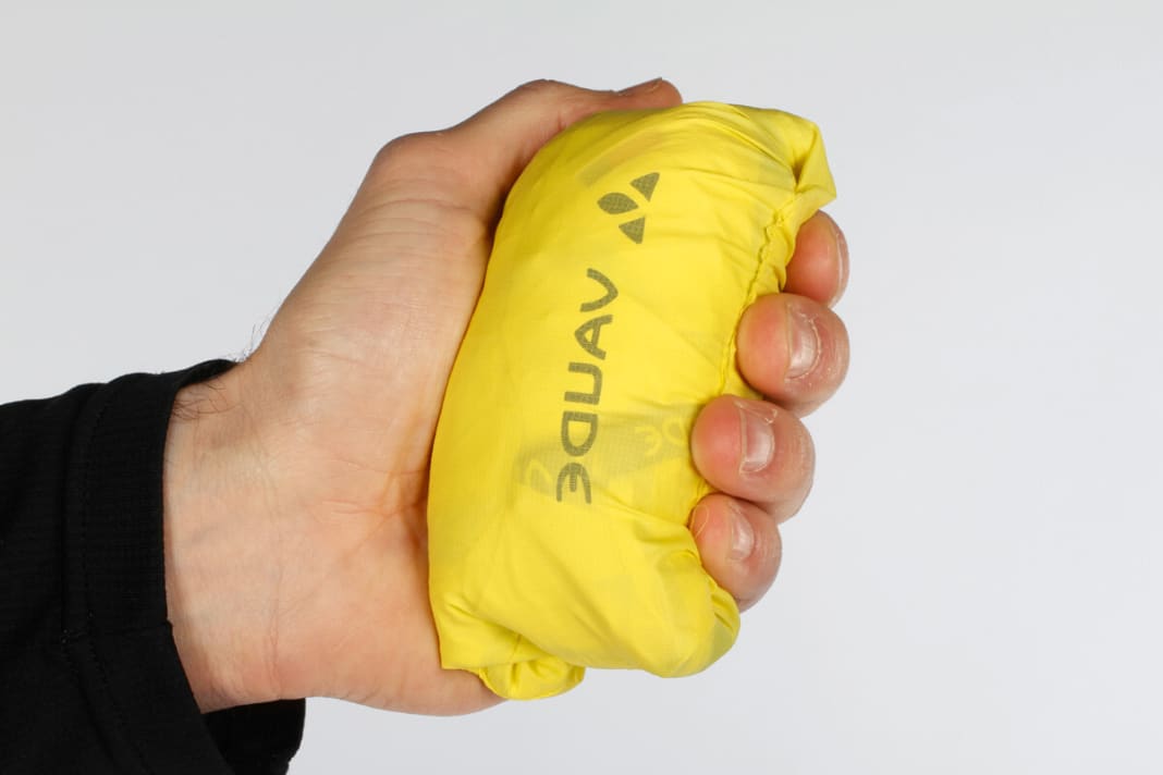 Die Kleinste: Die Vaude Air Vest verpackt sich in ihrer eigenen Rücken­tasche und ist anschließend nicht einmal mehr faustgroß. So verschwindet sie selbst in der kleinsten Trikottasche.