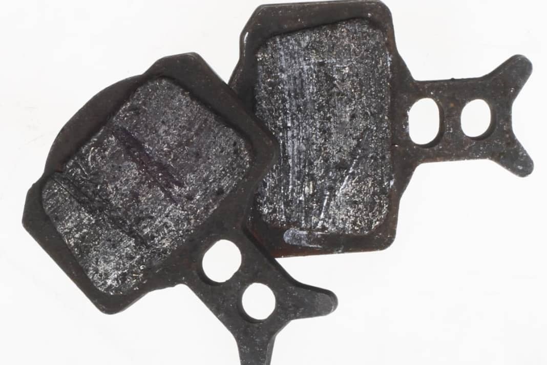 Iron on iron To ensure that it never comes to this, you should check the pad thickness regularly. Material, weather and braking behaviour determine the service life.