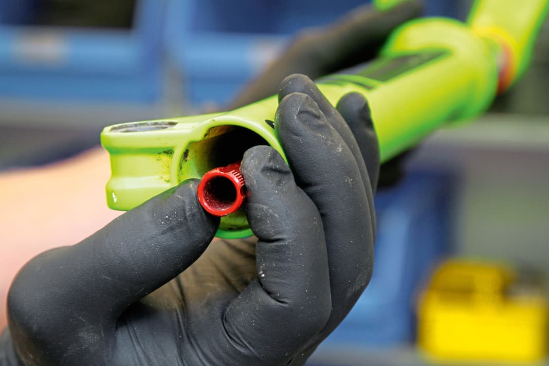 1. after rough cleaning (with water, brush and cloth), you can start disassembly straight away. To do this, first remove the rebound control knob. It is red and is located at the bottom of the right-hand handlebar.