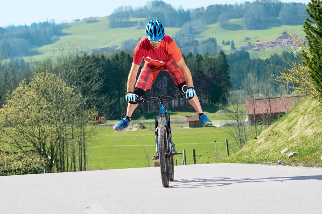 Darauf kommt’s an: Bevor Du Dich an den No-Footer traust, solltest Du den sicheren Flug über einen Table beherrschen. Bereite Dich auf einem Parkplatz auf das Manöver vor. Drücke Dich dabei von den Pedalen ab, um danach wieder darauf zu landen. Erst mit Blick auf die Pedale, dann ohne. Stefan rät: Üben, üben, üben – das muss auch blind funktionieren.