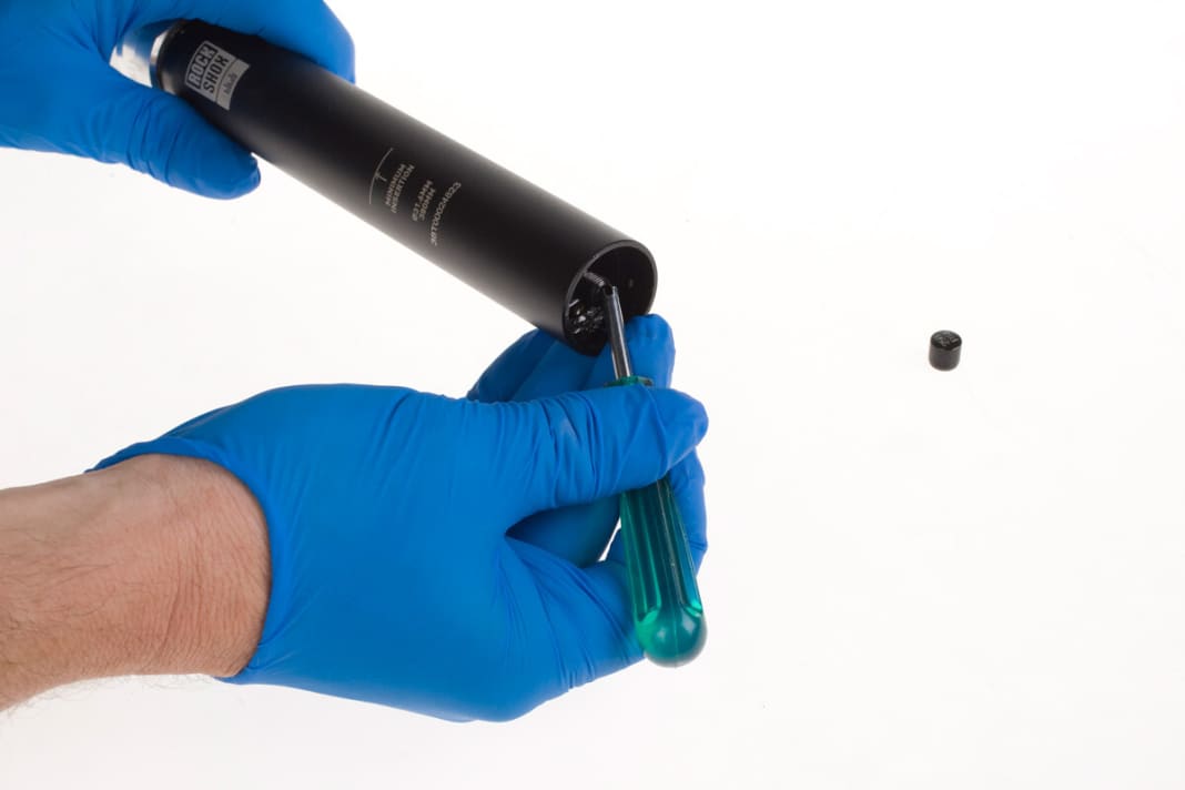 1. unscrew the valve cap and use a screwdriver to let the air out. If the valve has not lost any air during use, the valve insert does not need to be replaced during servicing.