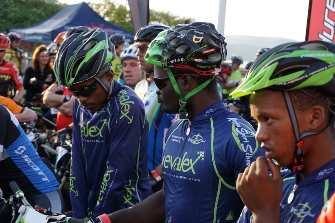 Farbige sieht man bei den Rennen in Südafrika eher selten. Biken ist ein Sport der Besserverdiener. Doch es gibt immer mehr Förderprogramme, um auch Jugendlichen aus sozial schwachen Schichten den Sport zu ermöglichen. Diese Jungs hier starten zum Beispiel für die Knysna Sport School, die von zahlreichen Sponsoren unterstützt wird.