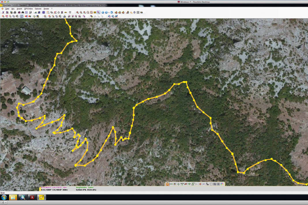 1. QuoVadis Besonders Profi-Nutzer arbeiten häufig mit dem kostenpflichtigen Programm QuoVadis. Sicher erscheint dessen Benutzeroberfläche wie ein Relikt aus Windows-3.1-Zeiten, und die Bedienung ist mitunter etwas hakelig. Wenn es jedoch darum geht, große Mengen an GPS-Daten und Karten zu verwalten, ist QuoVadis fast alternativlos. Ein großes Plus ist zudem die Kompatibilität mit praktisch allen Kartenformaten und Höhenmodellen. Vor allem durch die einfache Einbindung von Satellitenbildern und anderen Online-Karten selbst aus exotischen Quellen hat QuoVadis klar die Nase vorn.

Im Bild: Die QuoVadis erscheint in der Kartenansicht etwas angestaubt, punktet aber bei der Einbindung von Online-Karten und der Verwaltung umfangreicher GPS-Sammlungen.