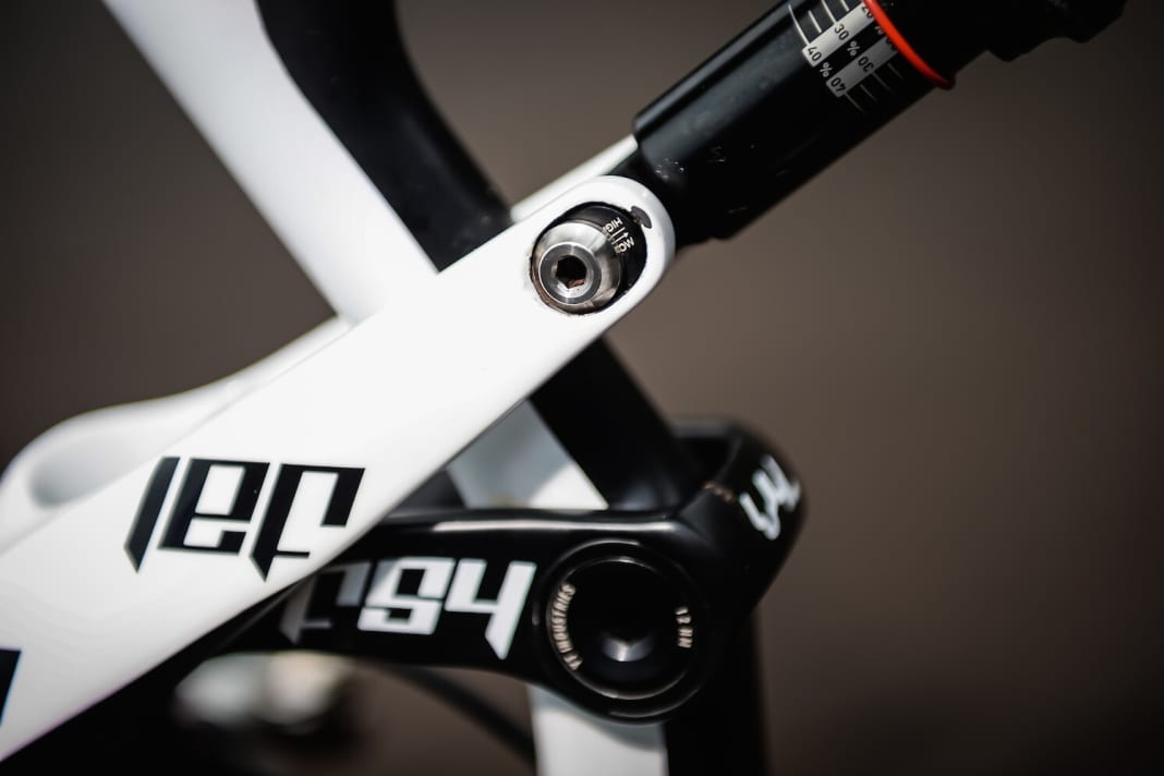 The flip chip, which can be used to change the geometry, is located on the rear shock mount.