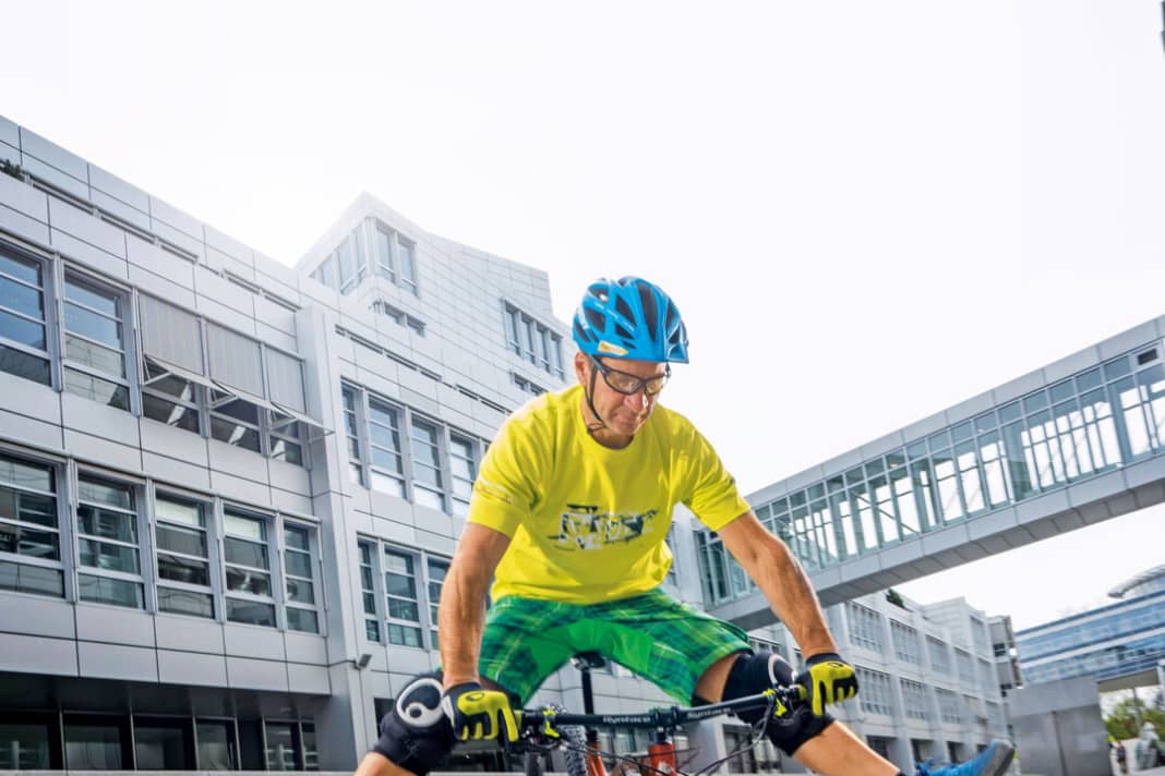 That's what matters: In the Hans-Rey move, you want to get the rear wheel in the air and stretch your legs out at the same time. This manoeuvre requires skilful use of the brakes.

 This is how it works: Start off at walking pace and look for a place where you want to bring the front wheel to a standstill. The surface should be grippy and the seat post ¾ extended. Now grab the front brake firmly and lean forwards with a small hip movement, keeping your bum on the saddle. Result: The rear wheel lifts off. Immediately afterwards, lift your feet off the bike. Ideally, this should look like the picture here. Before the rear wheel drops back to the ground, place your feet on the pedals. Tip: Practise on slightly sloping terrain. This makes it easier to get the rear up.

 TIP! Break the move down into three parts. 1. pull the front brake. Result: The rear lifts. 2. push your hips forwards for more time on the front wheel, 3. stretch your legs away.