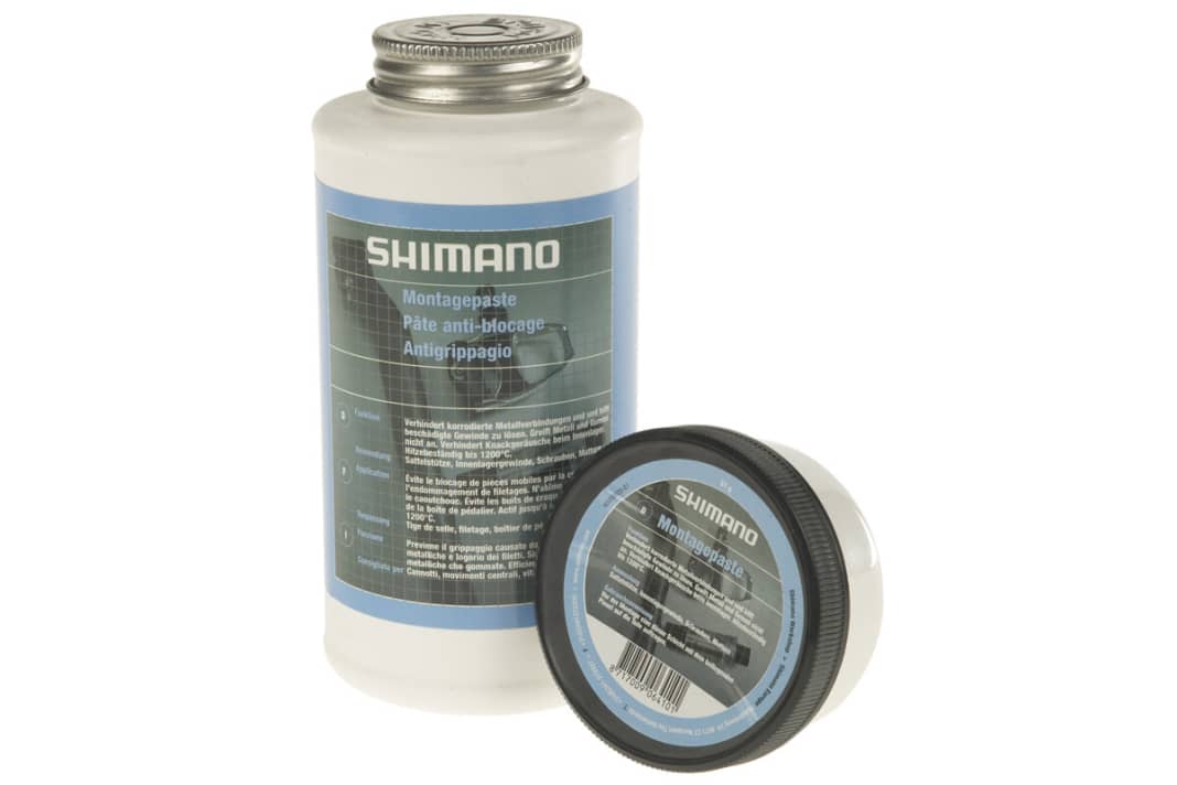 1. Montage-Paste

 z. B. Shimano

 Eignet sich zur Montage der Kassette auf den Freilauf, für die Kurbel-Montage, das Pedalgewinde und auf die Sattelstreben in der Klemmung, falls diese knacken. Außerdem nimmt man die Montage-Paste für Alu-Sattelstützen in Alu-Rahmen.
