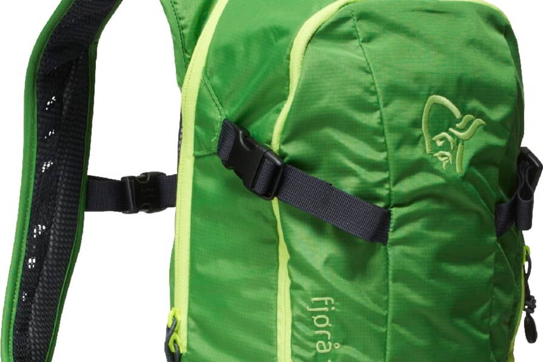 Der neue Rucksack Fjørå Pack fasst anstatt 7 Liter nun 10 Liter und verfügt über das patentierte Ride Rail System der Norweger, mit dem der Biker die Schulterriemen perfekt auf seine Größe einstellen kann. Das Hauptfach bietet Platz für Pumpe, Werkzeug, Trinkbeutel und Fahrradschlauch, die obere Tasche eignet sich für kleine Dinge wie z. B die Sonnebrille oder Müsliriegel. Selbstverständlich ist auch ein System für den Trinkbeutel integriert. Durch die vielen äußeren Riemen kann auch der Helm gut fixiert werden. Den Rucksack gibt es in Norrøna Green und Cool Black. Preis: 89,00 Euro.