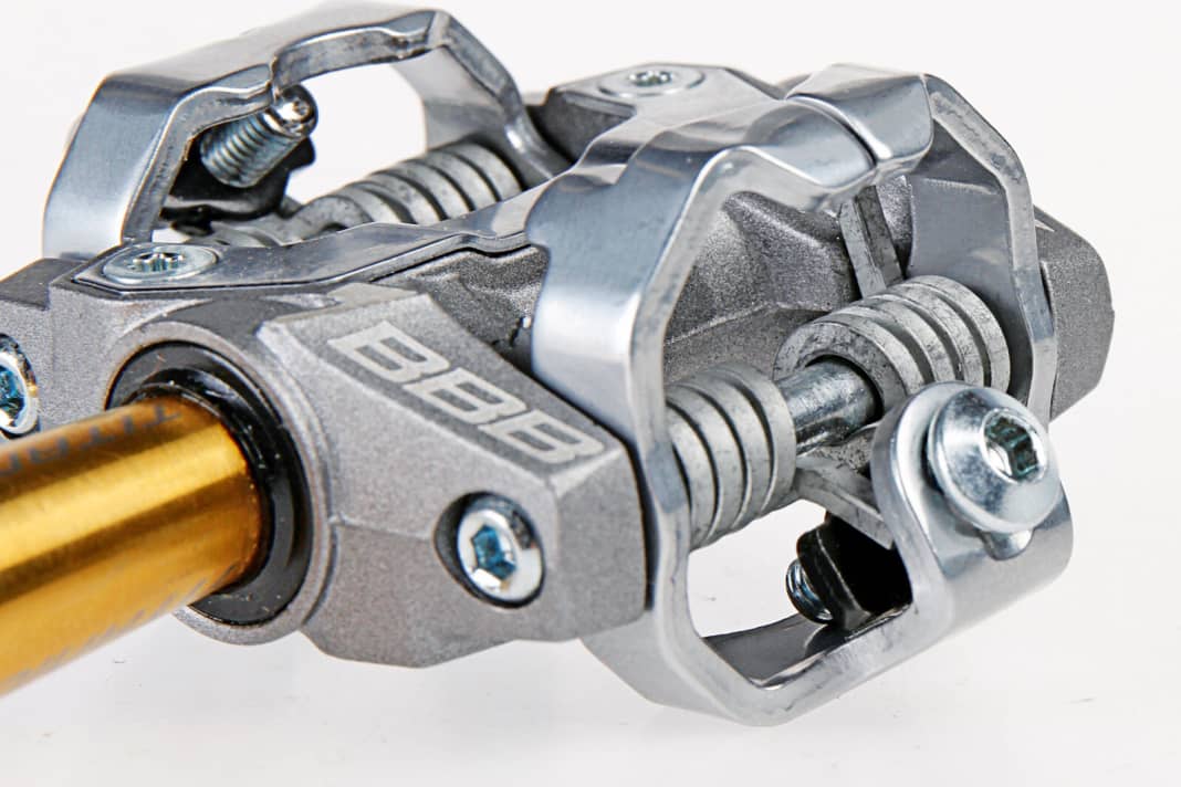 Auslösehärte Nicht nur bei Shimano, sondern auch bei BBB-, HT- und Xpedo-Pedalen lässt sich die Federhärte des Aus­lösemechanismus’ per Inbus-Schlüssel schnell und effektiv verstellen.