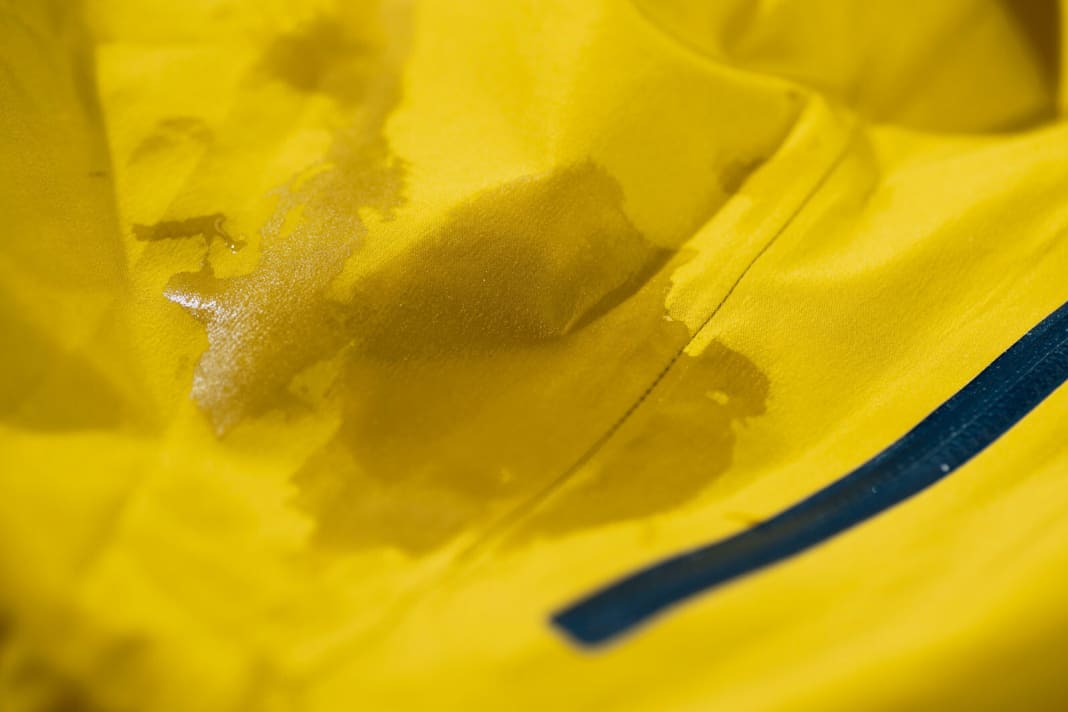 1. absorbent: If the material soaks up like a nappy, you should first try to refresh the impregnation in the dryer. 30 minutes at around 60 degrees should be enough. If the water droplets still do not roll off, you will need to re-impregnate.