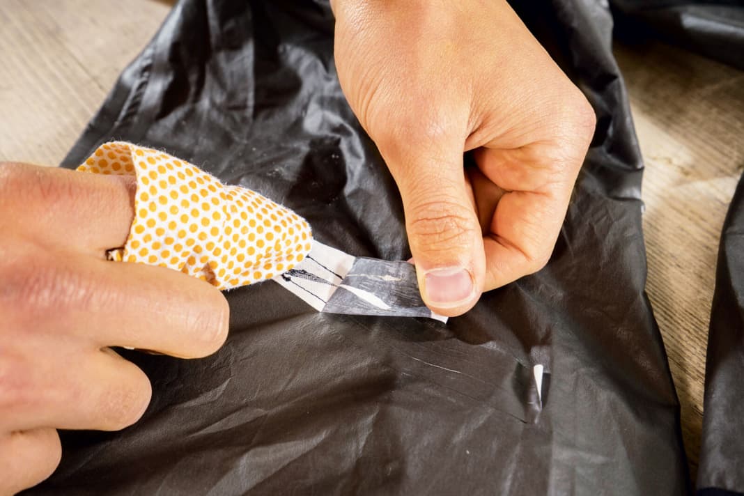 1. detached seam tape often occurs on rainwear, but can be repaired quite easily. First clean the area where the tape has come loose thoroughly with a little white spirit.