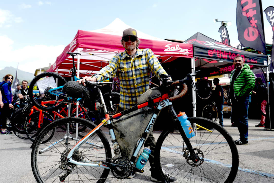 Petervary rides for the US company Salsa. His "Cutthroat Carbon MTB" is a hybrid of a mountain and cross bike. You can ride cyclocross wheels or 650b MTB wheels. At the Italy Divide, he rode pretty well-filled 38 gravel road tyres, even though the ground was sometimes very rough. Every centimetre of space on the carbon frame is used as storage space. Petervary rides strictly according to watts, which is why he has fitted a power meter crank. This allows every pedal stroke to be set precisely. And the calorie requirement can also be calculated precisely. It couldn't be more effective.