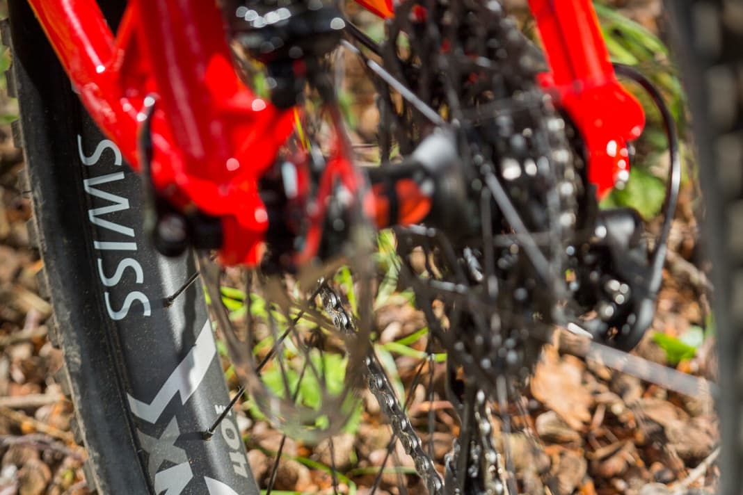 The 40 mm wide rims of the DT Swiss Spline One wheels make the 2.8 mm tyres look bulky.