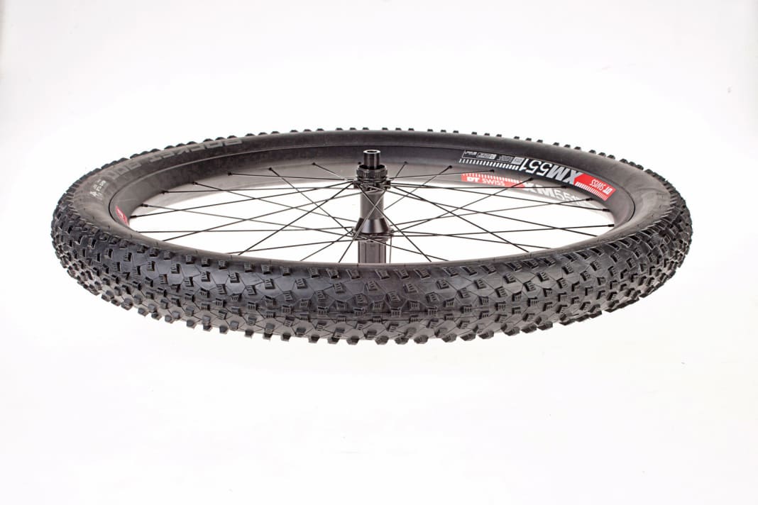 Schwalbe Rocket Ron

 As soon as Schwalbe announced that they would be launching their bestsellers, the fast Rocket Ron (right) and the high-traction Nobby Nic, in 27.5+, it was clear that the format was coming.

 In two versions each, both in 2.8" and 3.0", but only in the 27.5+ format. For 64.90 euros, www.schwalbe.com