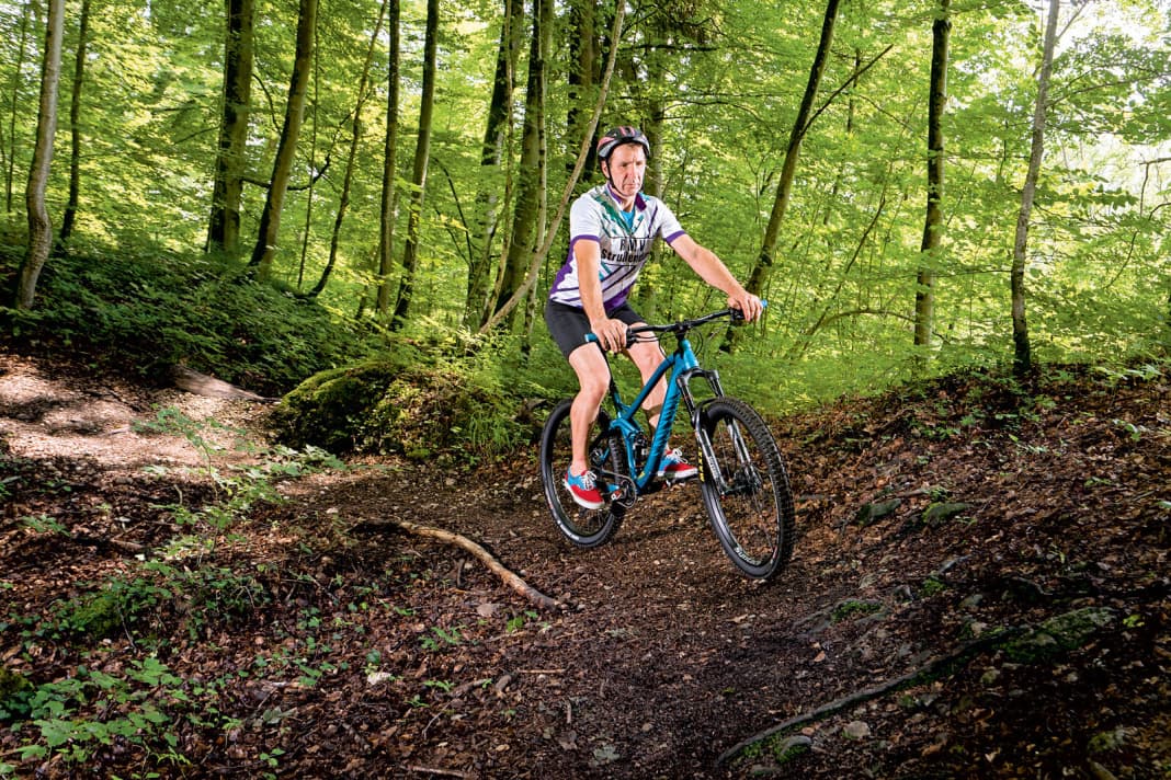 Not like this!

 70 per cent of all bikers struggle with lean angles when cornering, says expert Herrmann. Many are afraid of losing traction - the result looks like this. The saddle is fully extended, the body position is upright and shifted backwards. The arms are stretched and the rider has no opportunity to give his bike the necessary lean angle. The result: hardly any pressure on the front wheel - loss of control.
