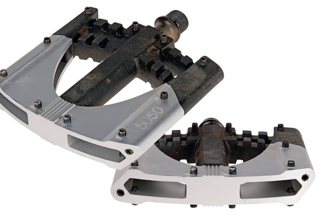 Crank Brothers 5050 2

www.crankbrothers.com

 Preis: 69,99 Euro – Gewicht*: 482 Gramm – Maße: 97x96x19 mm

 5050, halb Kunststoff, halb Alu. Der Klassiker aus dem Crank-Brothers-Programm setzt sich aus zwei verschraubten Teilen zusammen und bietet eine große, ebene Standfläche. Zehn Pins pro Seite lassen sich mit einem Innensechskant in der Höhe verstellen. Das verbessert den Grip nochmals leicht. Allerdings setzt sich der Innensechskant schnell zu, und die Pins machen sich ohne zusätzliche Schraubensicherung schon mal selbstständig. Praktisch: An der Pedalaußenseite verstecken sich jeweils zwei Ersatz-Pins – nur für den Fall der Fälle.

Fazit: schweres Pedal mit fetter Standfläche. Nur mäßiger Grip.

Grip 3 von 6 Punkten

Standfläche 5 von 6 Punkten