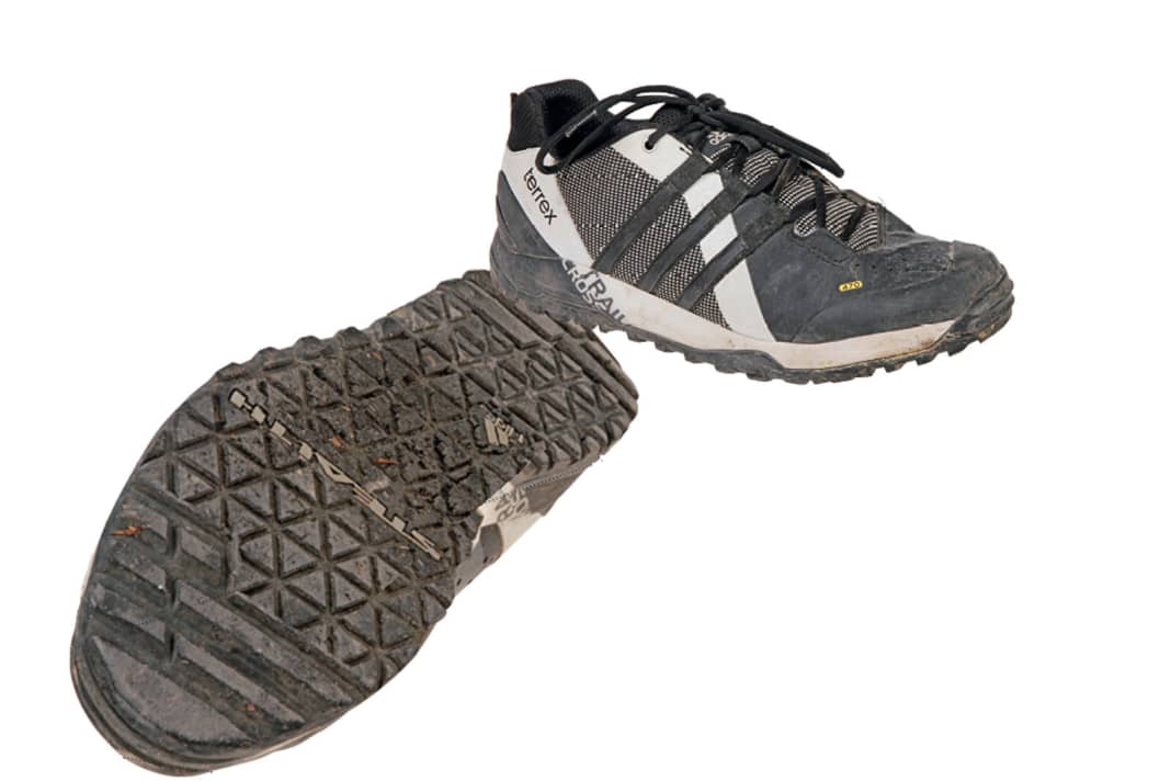 Adidas Terrex Trailcross

www.adidas.de

 Price: 130 euros - Weight*: 982 grams

 The sports giant Adidas only recently acquired Five Ten. Now the Herzogenaurach-based company is spitting out the Terrex Trailcross as the first bike shoe with a grippy Stealth sole. The slim Terrex is as comfortable to wear as a trainers. Cleanly finished, with good weather and toe protection and a stable sole with a reasonable profile, it scores equally well on the pedals and on the approach. The ventilation openings on the inside of the Terrex are criticised: splash water runs directly into the shoe.

Conclusion: comfortable all-rounder with good grip on and off the bike.

Protection 5 out of 6 points

Grip 6 out of 6 points