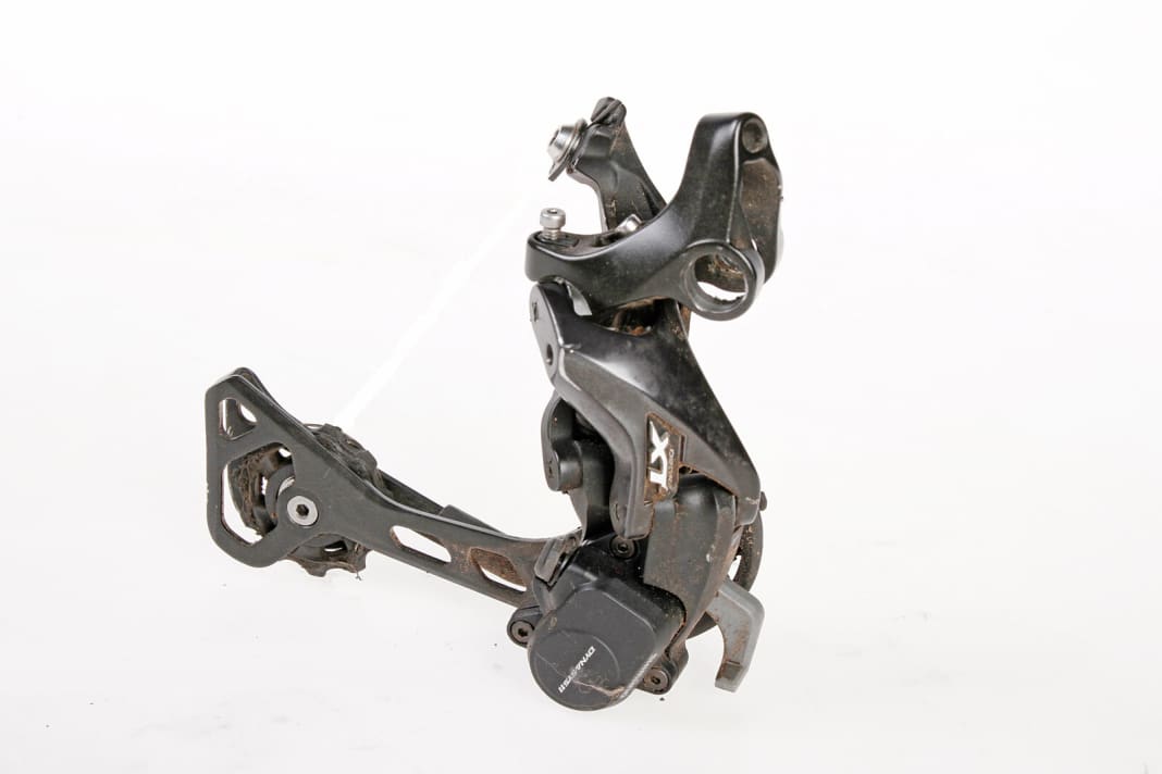 1st rear derailleur: The new, narrower XT rear derailleur shifts gears super-fast, very precisely and reliably. We didn't have a single botched gear change during the 1000 kilometres. As with the more expensive XTR, you can adjust the spring tension of the Shadow Plus function. We had this damping of the derailleur cage constantly activated. Wear: not an issue so far.