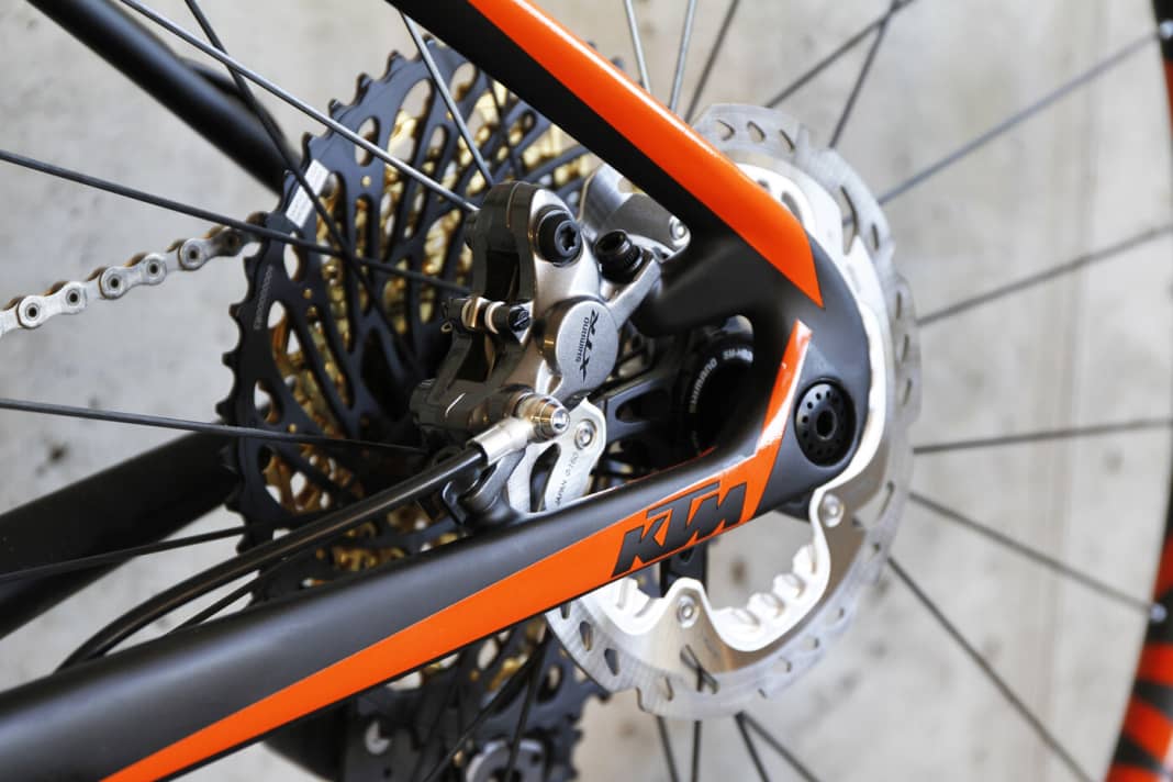 Der Bremssattel wurde formschlüssig in das hintere Rahmendreieck integriert.