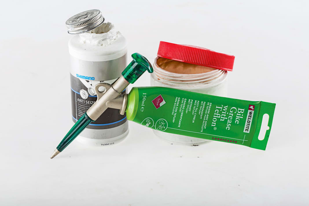Montagepaste und Fett: Montagepaste, Carbon-Paste und Schmierfett braucht jeder Hobby-Schrauber. Besonders sauber lässt es sich mit einer Grease Gun, z. B. von Weldtite und dem Pinsel an der Shimano-Montagepaste arbeiten. Preis: ca. 18 Euro bzw. 10 Euro. Bezug: im Fachhandel