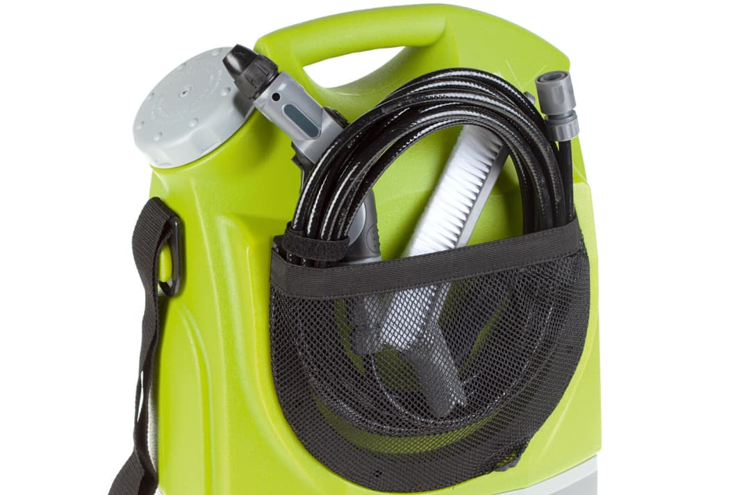 Nomad Aqua2Go: Mit 17-Liter-Tank, integriertem Akku und 220-Volt-Anschluss hat man seine mobile Waschanlage quasi immer und überall dabei. Inklusive langem Schlauch und Bürs­ten-Set kostet der Aqua2Go 169,95 Euro. www.aqua2go.eu