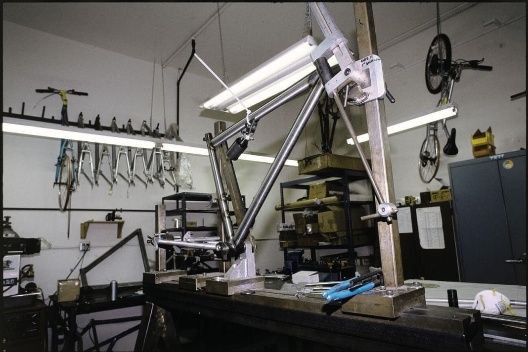 Tube puzzle: This is one of the legendary A.R.C. frames. Connoisseurs know: the first aluminium frame with butted tubes (manufactured exclusively for Yeti by Easton). The A.R.C. also had Yeti's special design feature: seat and chainstays bent from a single tube - super complex to manufacture. Incidentally, A.R.C. stood for Alloy Racing Composites. The frame price was an incredible 3990 Deutschmarks. It was almost impossible to spend more on a frame, even if you wanted to.