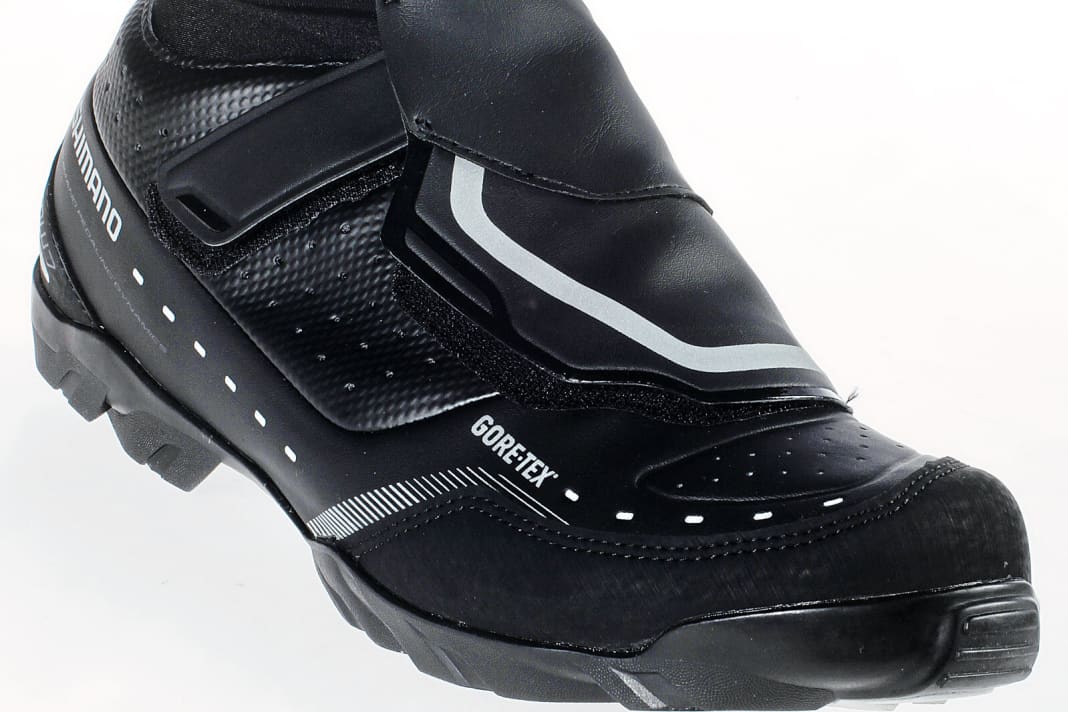 In the following series of pictures, we show you what makes a good MTB winter shoe. The model shown is the Shimano MW7.