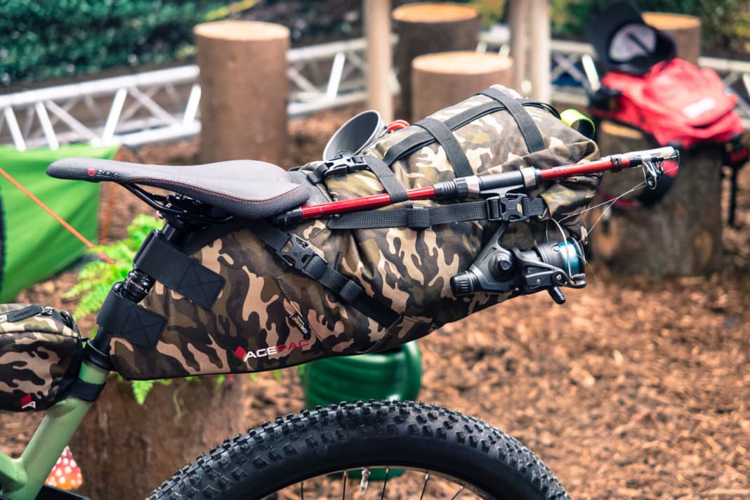 The saddle bag holds up to 16 litres and also has practical fastening straps.