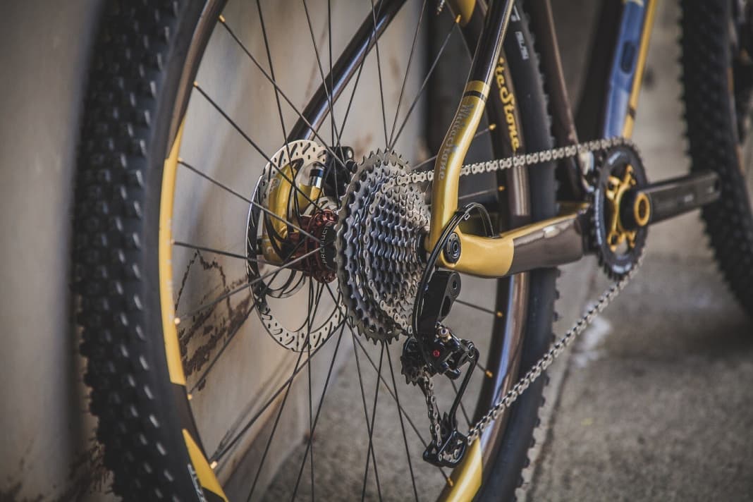The hydraulic Acros gear system not only looks classy, it also works well. However, it's not cheap, but you can't have everything.