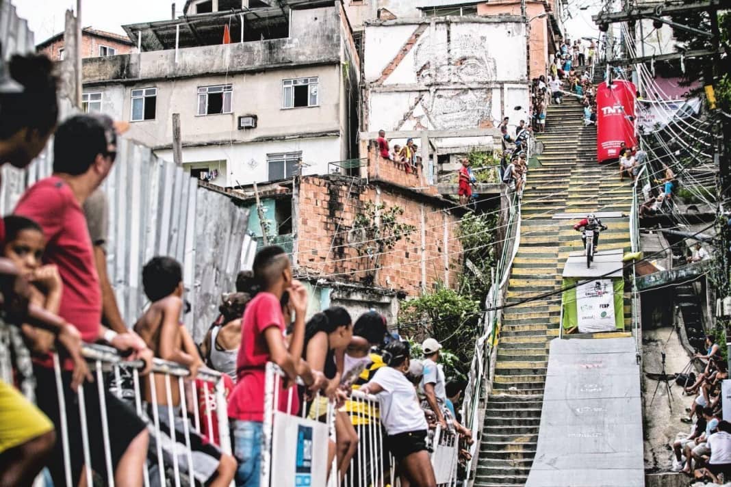 Abgefahren: Lange, steile Treppen, dazu reichlich Air Time – die Downhill-Rennen durch die Favelas bieten spektakuläre Strecken.