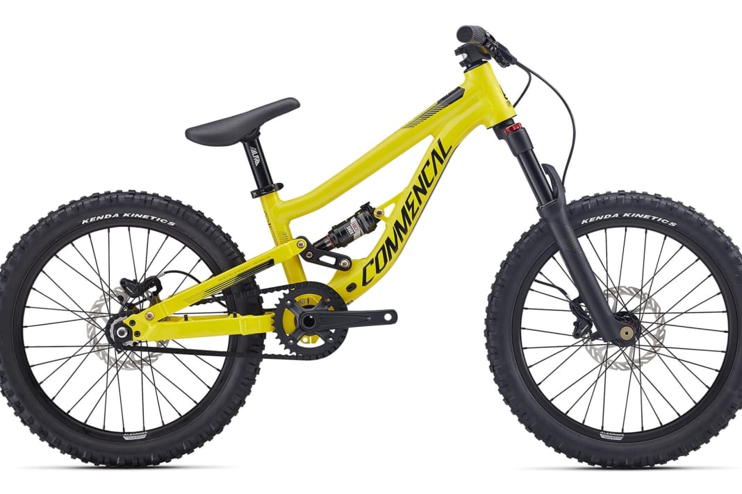 Das 20-Zoll-Modell kommt mit hochwertigen Luftfederelementen und kostet 1699 Euro. Da der Bikepark das Haupteinsatzgebiet sein wird, hat man der Einfachheit und des Preises halber auf Gänge verzichtet.