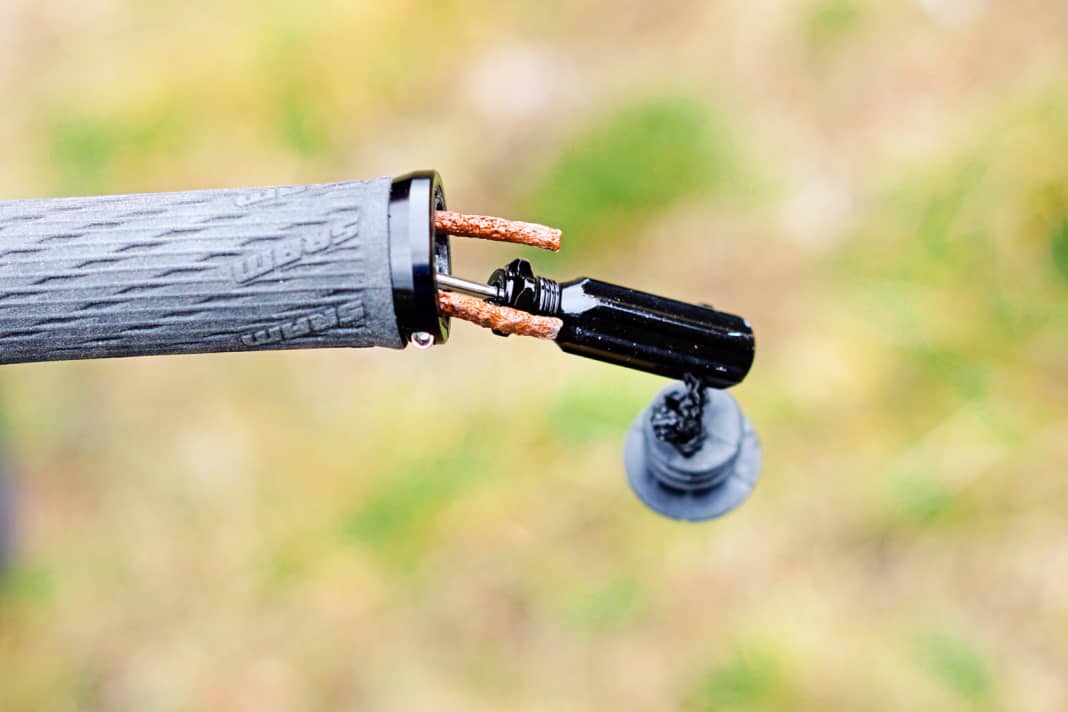 Pannen-Salami: Zischen im Tubeless-Reifen? Stichel samt Dicht-Salami in das Loch stechen, rausziehen, fertig! Das Sword-Set von Sahmurai ist bereits für die Lenkermontage vorgesehen. Das MaXalami-Set (Foto) lässt sich mit Kordel und einem Stopfen optimieren. www.sahmurai-sword.de, www.maxalami.de