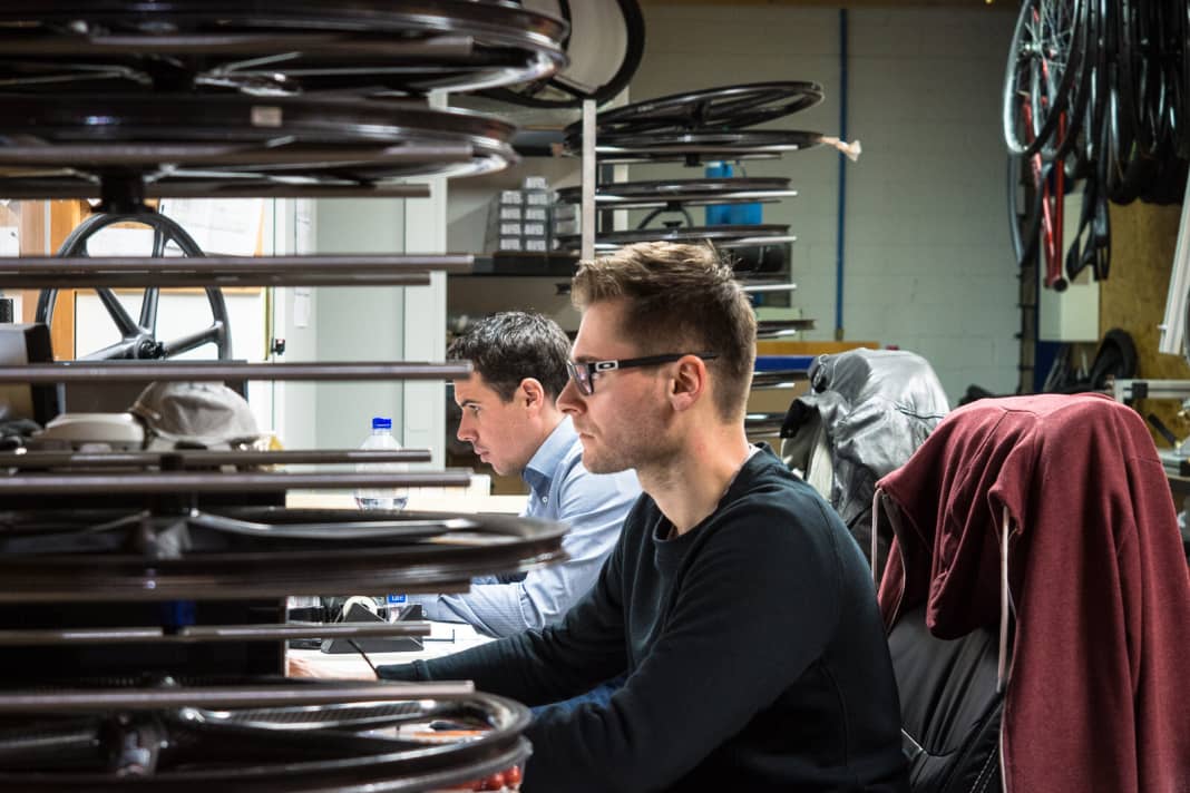 Bevor ein neues Teil in Produktion geht, steht zuerst viel Arbeit am Rechner an. Die Entwicklung sämtlicher Produkte findet bei Bike Ahead Composites mit modernster CAD-Technik statt. Mit Hilfe der Planungs-Software Solidworks können die Ideen der Entwickler in 3D-Modelle umgesetzt werden. Faserstärke und -ausrichtung, sowie die Anordnung der einzelnen Matten, das alles wird im CAD-Programm optimiert.