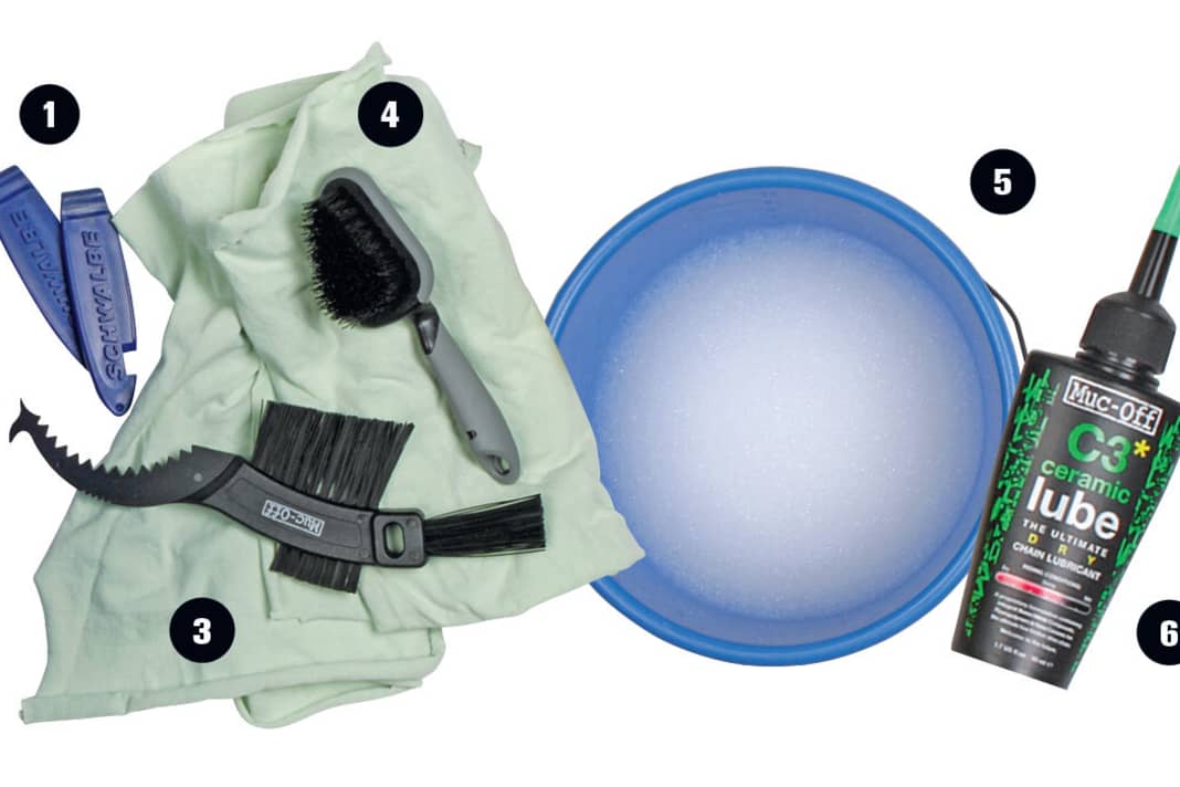 Diese Werkzeuge brauchen Sie: 1 Reifenheber*, 2 Ritzelbürste*, 3 zwei saubere, fusselfreie Lappen*, 4 kleine Bürste oder Zahnbürste*, 5 Eimer mit Spüli-Wasser*, 6 Schmiermittel*