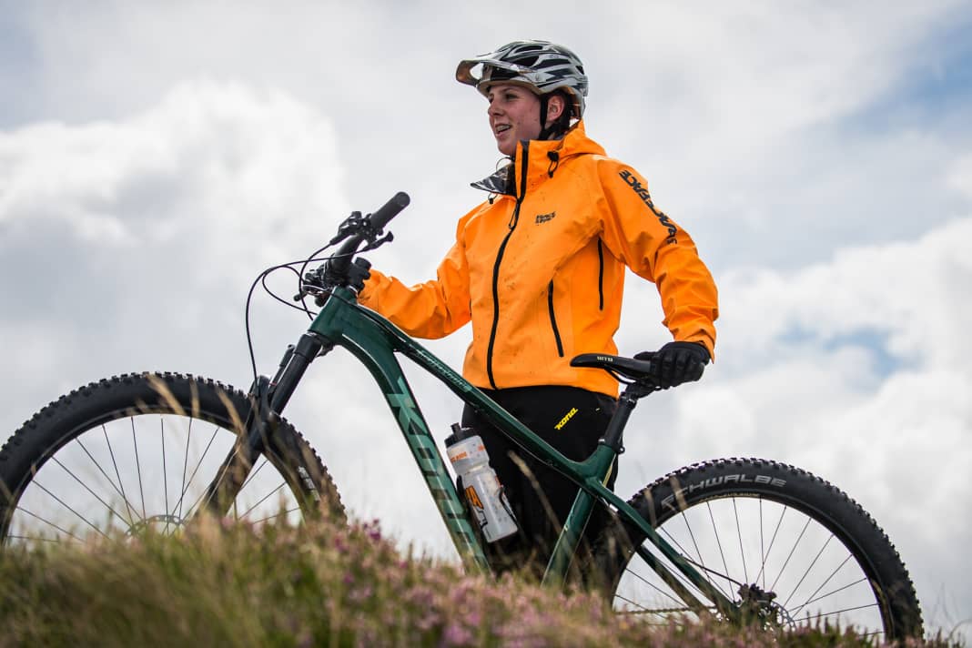 For a hardtail, the Kona has a long reach and a slack head angle. Thanks to extremely short chainstays (415 mm), it should still be very manoeuvrable and playful.