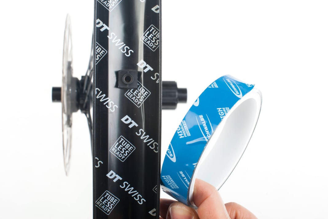 Breitband statt Schmalspur: Das Wichtigste beim Tubeless-Klebeband ist die Abdeckung der Speichenbohrungen in der Felge. So präpariert lässt sich ein Reifen in Verbindung mit Tubeless-Milch montieren. Damit sich das Band nicht löst und die Bohrungen großflächig abgedeckt werden, sollten Sie allerdings ein möglichst breites Felgenband wählen, das das komplette Felgenbett bedeckt.