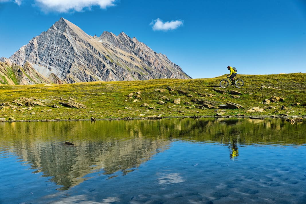 Blue skies, clear air and always a cowbell tinkling somewhere. You often have the feeling that you are travelling through a postcard.