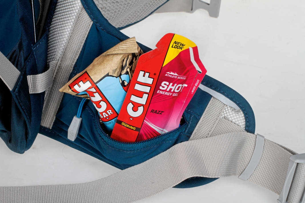 1 Seitentaschen: Alles, was während der Tour schnell erreichbar sein muss, gehört in die Seiten- oder Hüftgurttaschen. Das kann ein Riegel für den schnellen Energieschub zwischendurch oder auch ein Erste-Hilfe-Set für den Fall eines Sturzes sein.