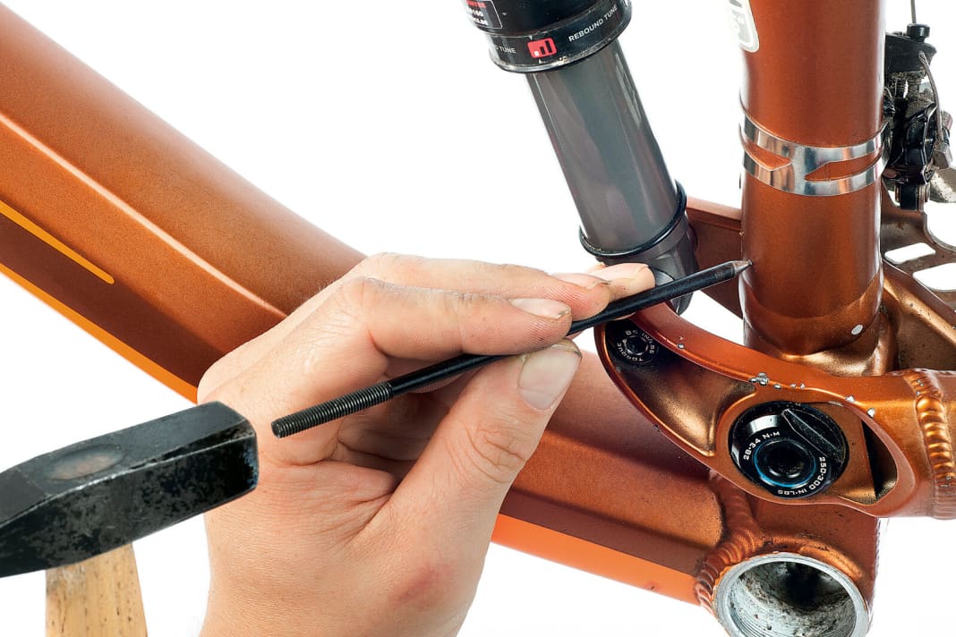 (1) Find a suitable location Find a suitable location for a cable opening and pre-corner. ATTENTION: Do not do this on carbon frames!