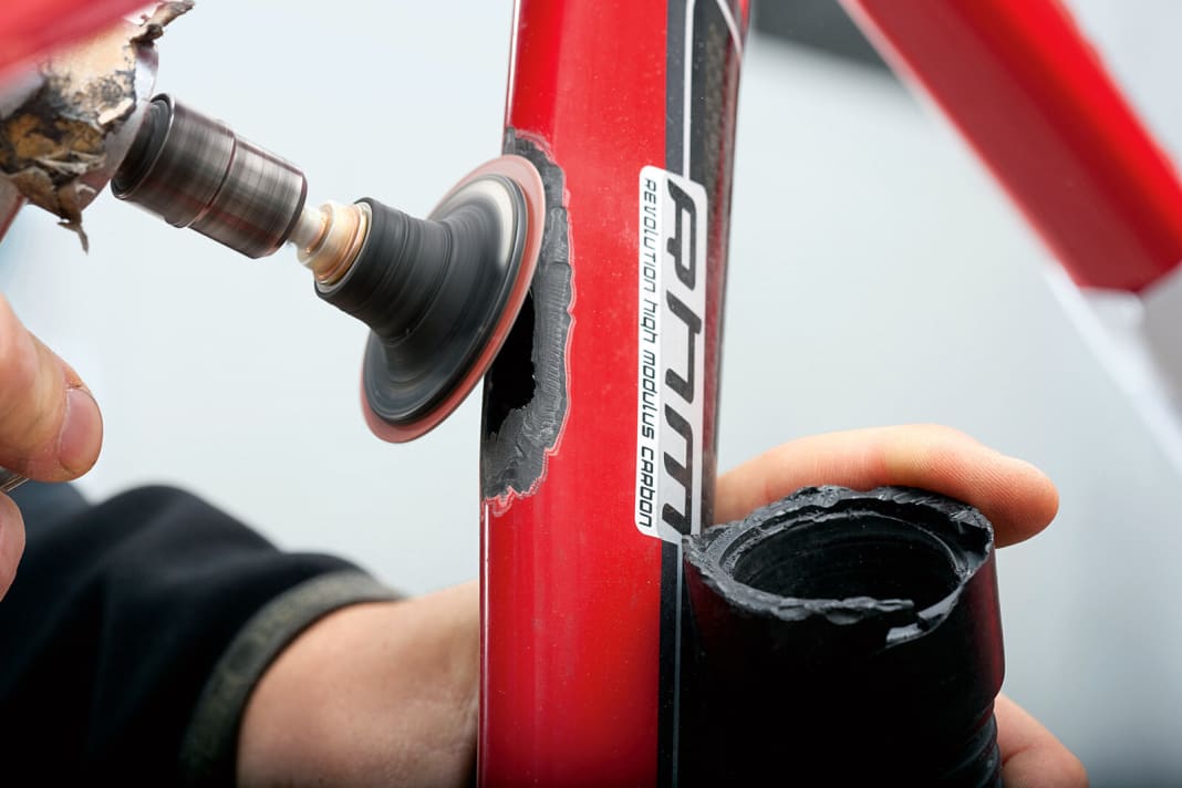 (1) Ausschleifen  Um eine bessere Anbindung für die neuen Carbon-Lagen zu bekommen, werden die delaminierten Lagen zuerst fein ausgeschliffen.