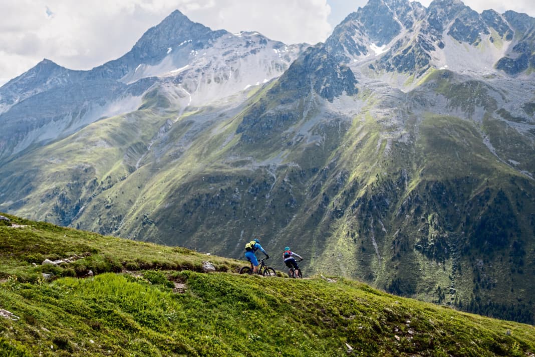 High mountain soil like fine sandpaper, interspersed with rock teeth: the first descent from Jakobshorn.