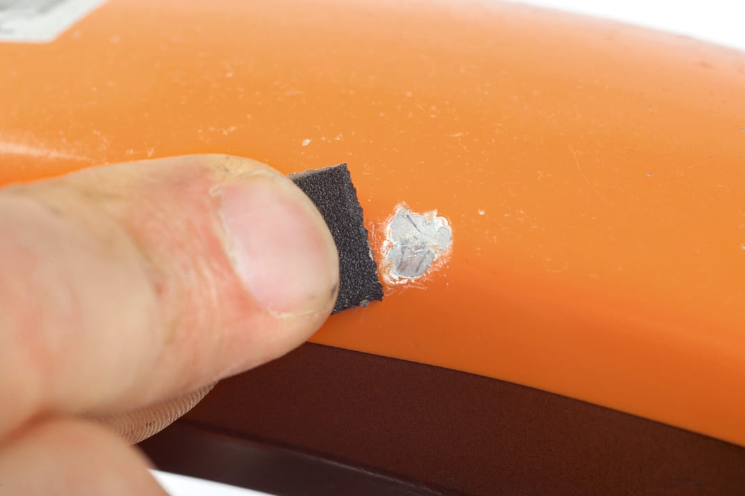 (1) Lose Lackreste und ausgefranste Lackränder müssen vor dem eigentlichen Schleifen mit Nass Schleifpapier mit einer 200er-Körnung entfernt werden.