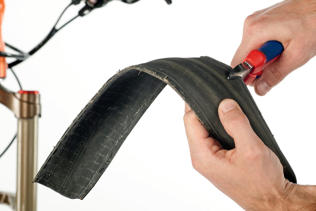 (1) Wired tyres are best shortened to the length of the chainstay using a side cutter. Normal scissors are sufficient for Kevlar tyres.
