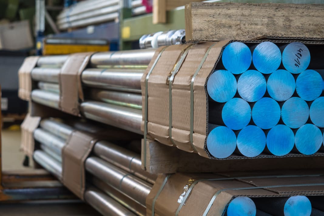 Das Rohmaterial für die Naben lagert stangenweise in der Fertigungshalle. Drei Meter lang, mehr als 25 Kilo schwer und dick wie ein Laternenpfosten. Die Materiallegierung dürfte allerdings um ein Vielfaches hochwertiger sein als die der Straßenbeleuchtungspfosten.